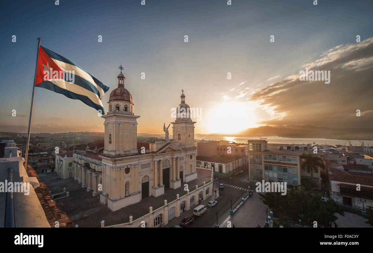 Drapeau cubain sur la Plaza de la catedral au coucher du soleil, Santiago de Cuba, Cuba Banque D'Images