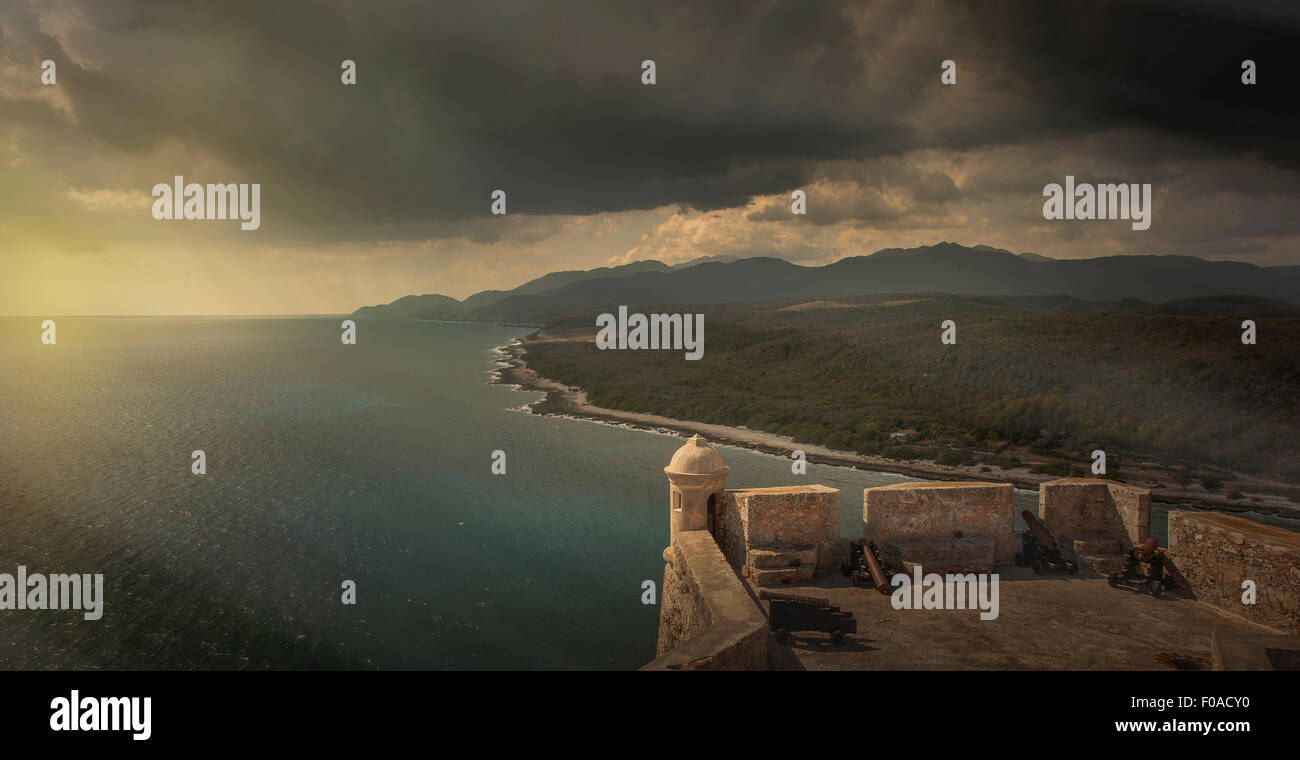 Portrait de nuages de tempête à partir de San Pedro de la Roca Castle, Santiago de Cuba, Cuba Banque D'Images
