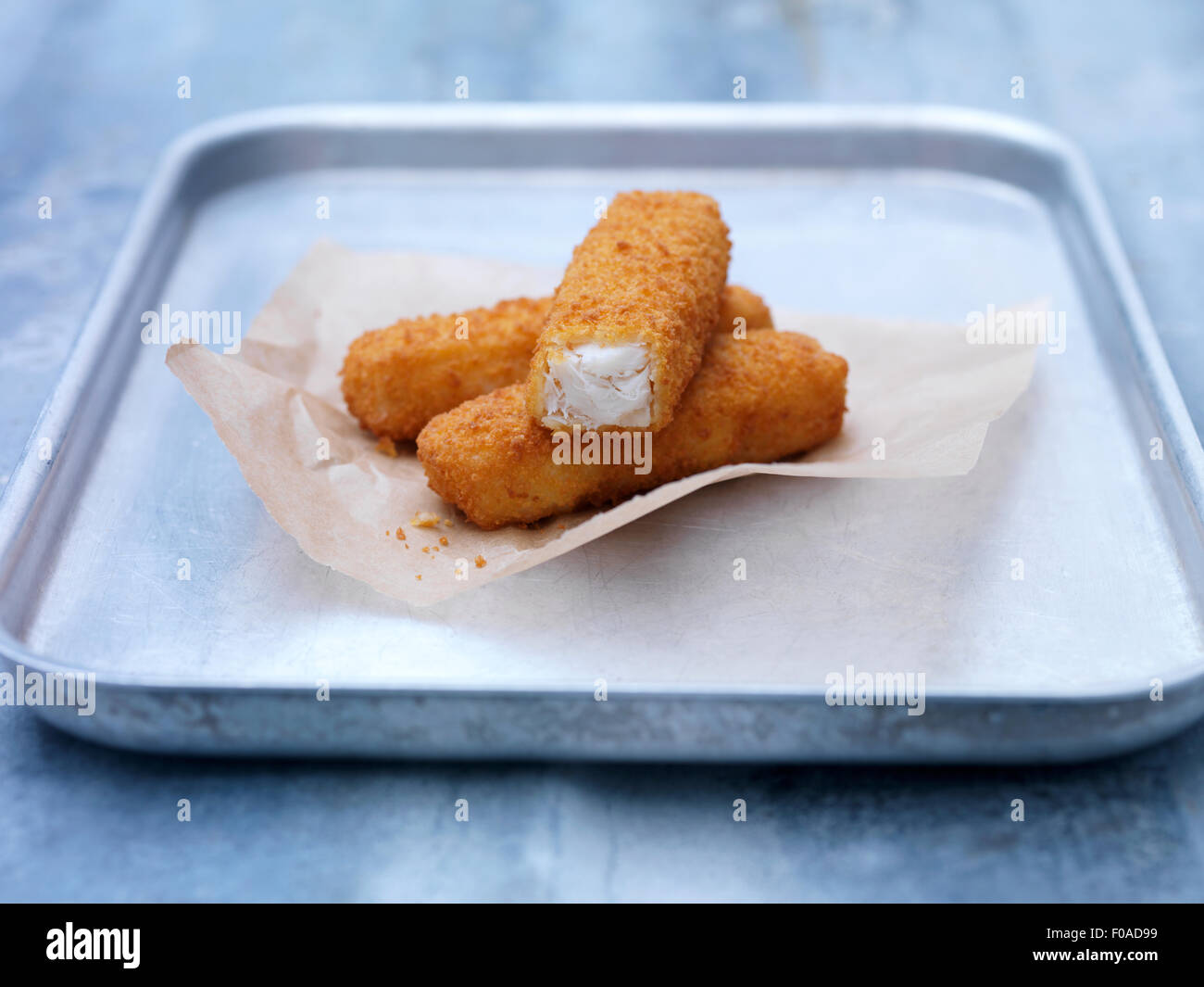 Un moule avec les doigts de poisson panés chunky sur table acier Banque D'Images