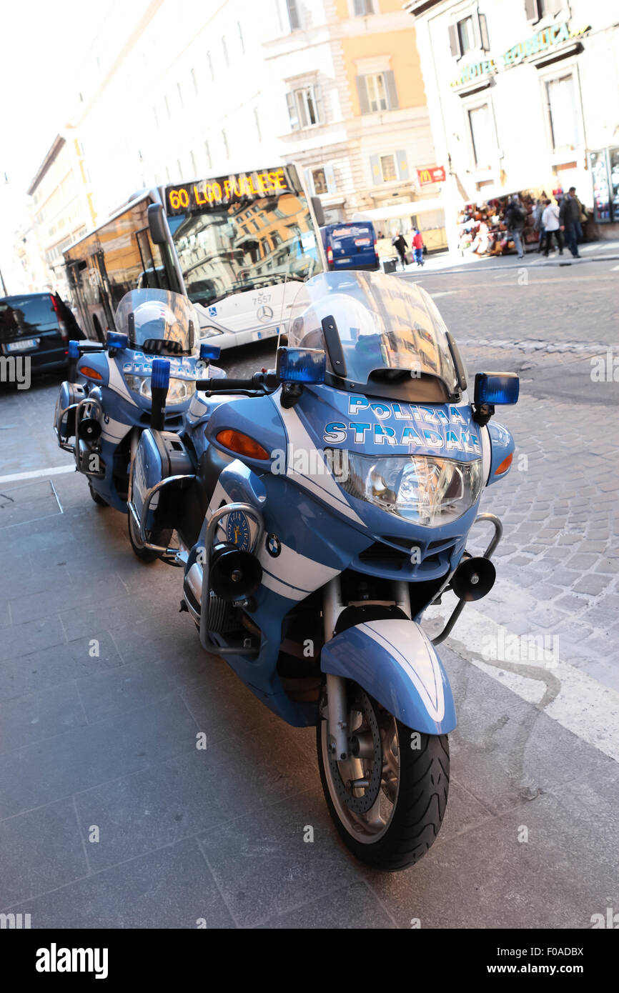 Véhicules de police BMW motos garées sur la via Nazionale, Rome, Italie Banque D'Images