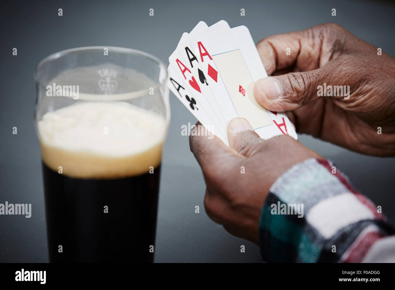 Man holding quatre cartes de ace à la bière Banque D'Images