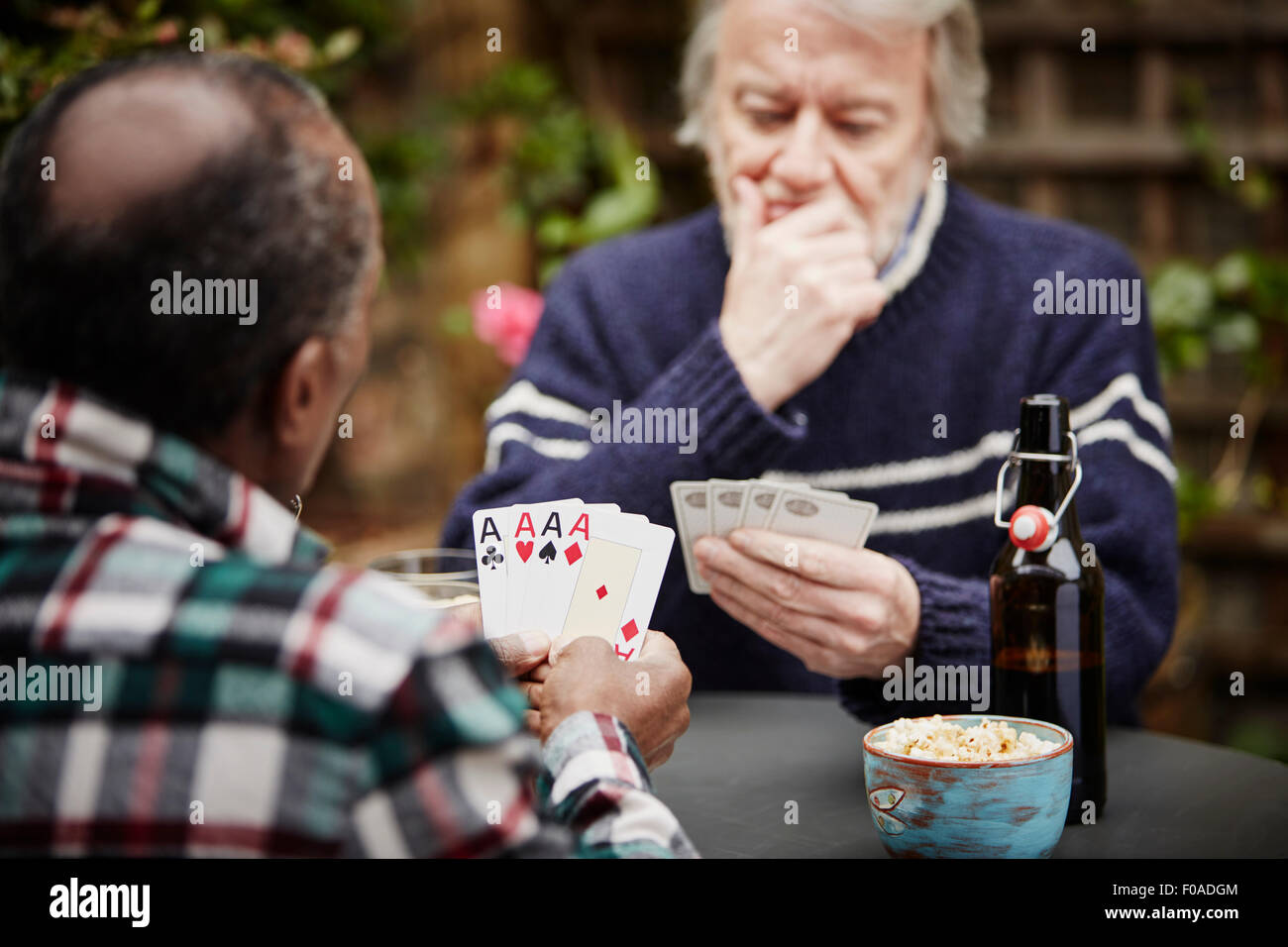 Deux hommes jouant aux cartes Banque D'Images