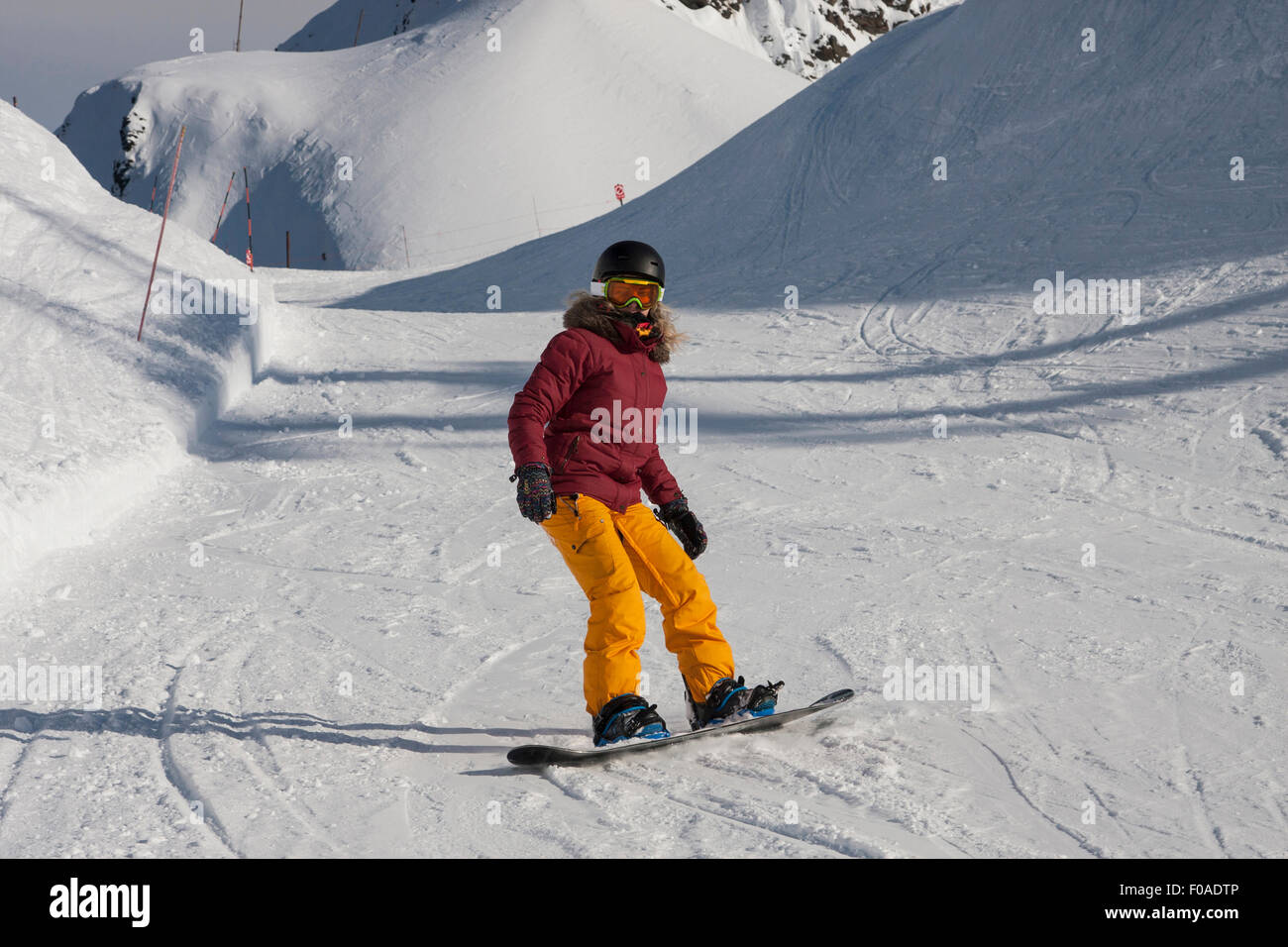 Young woman snowboarding, Girdwood, Alaska, Anchorage Banque D'Images