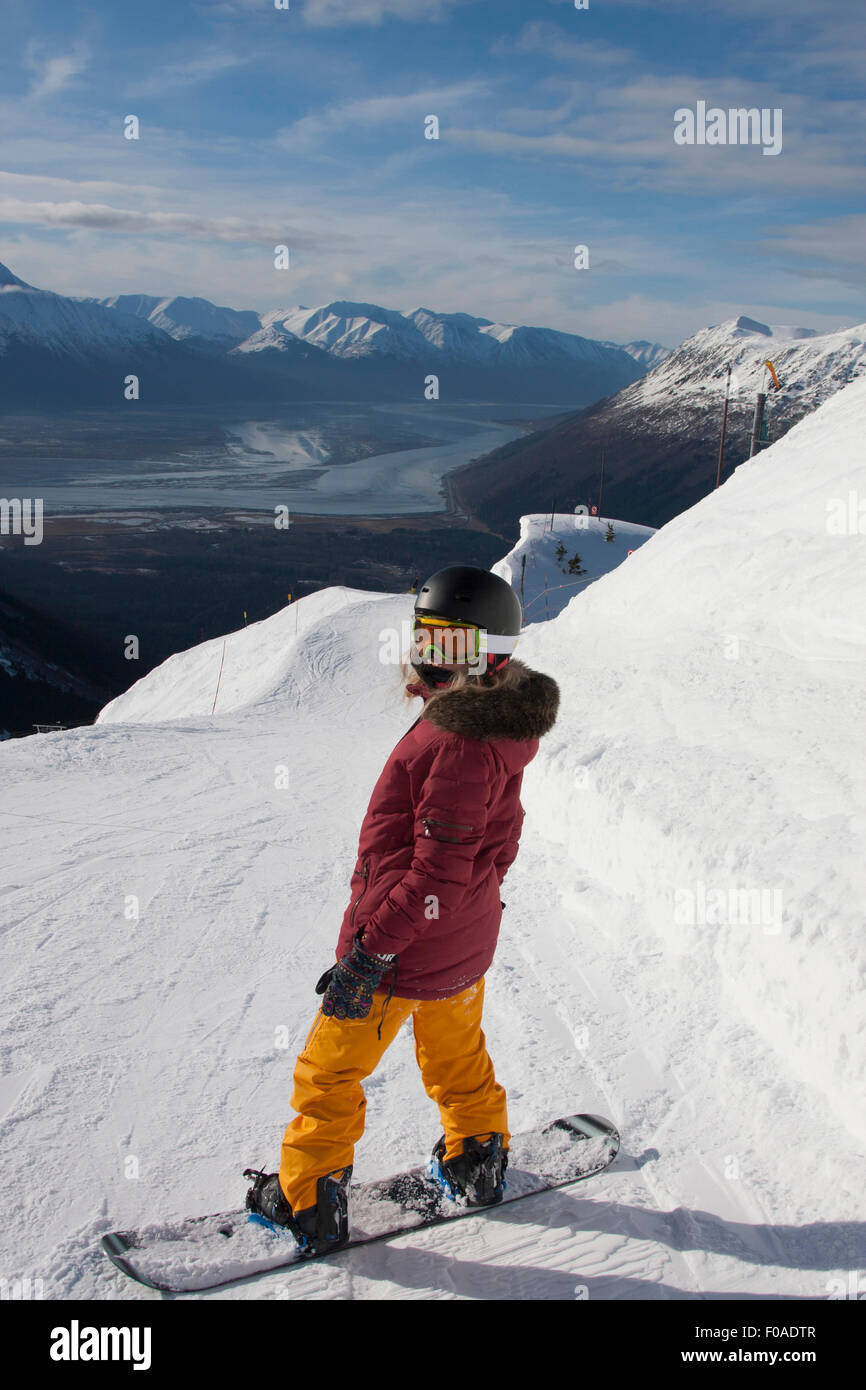 Young woman snowboarding, Girdwood, Alaska, Anchorage Banque D'Images