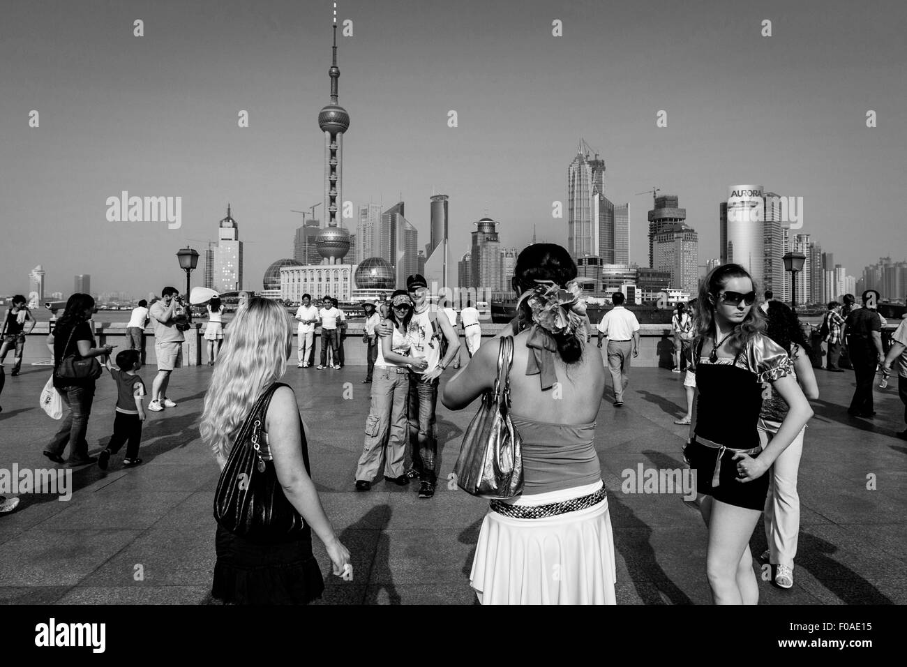 Des touristes posent pour des photos sur le Bund, Shanghai, Chine Banque D'Images
