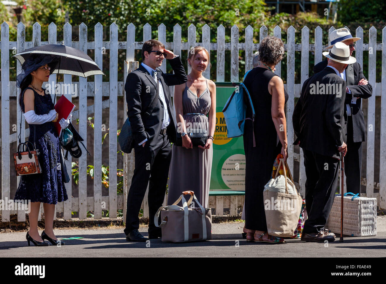 Les amateurs d'opéra attendre à Lewes Station pour la navette pour les emmener à l'opéra de Glyndebourne à proximité, Lewes, dans le Sussex, UK Banque D'Images