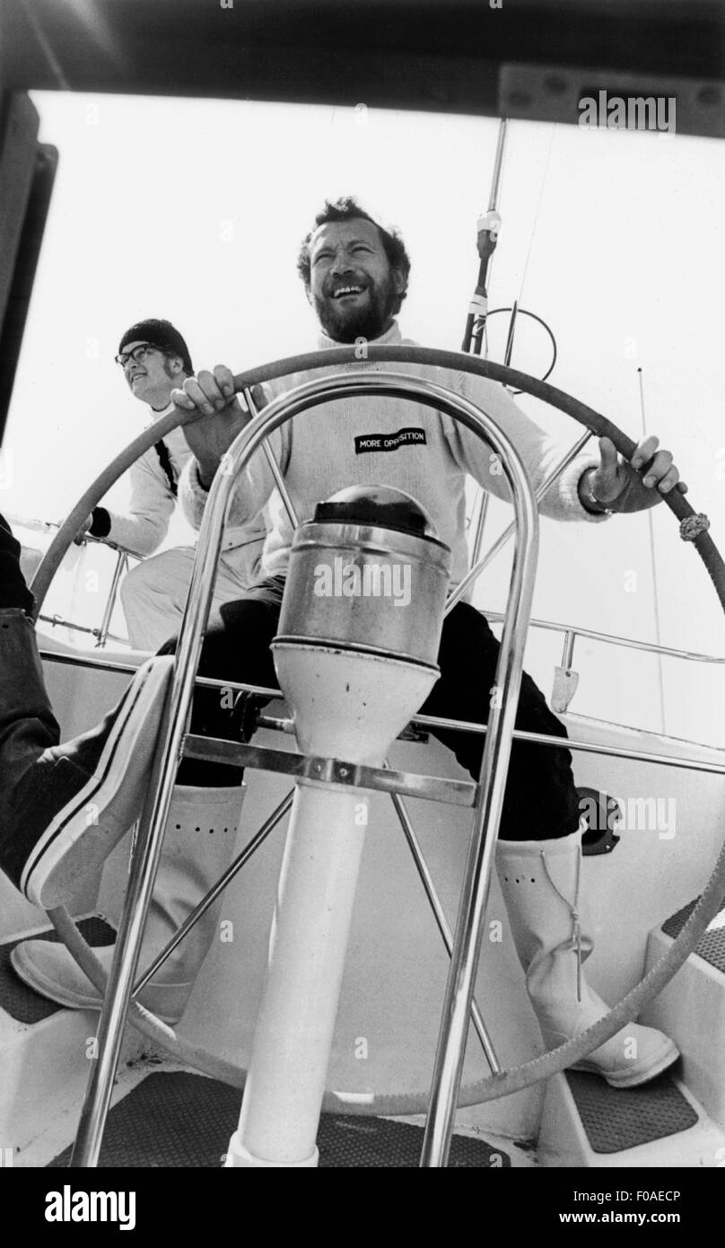 AJAX NOUVELLES PHOTOS - 1976. En mer, le canal. - CERVANTES TROPHY RACE 1976 - ROBIN KNOX JOHNSTON AU VOLANT DE PLUS D'OPPOSITION, le vainqueur de l'épreuve. PHOTO:JONATHAN EASTLAND/AJAX REF:KNOX JOHNSTON 1976   Banque D'Images