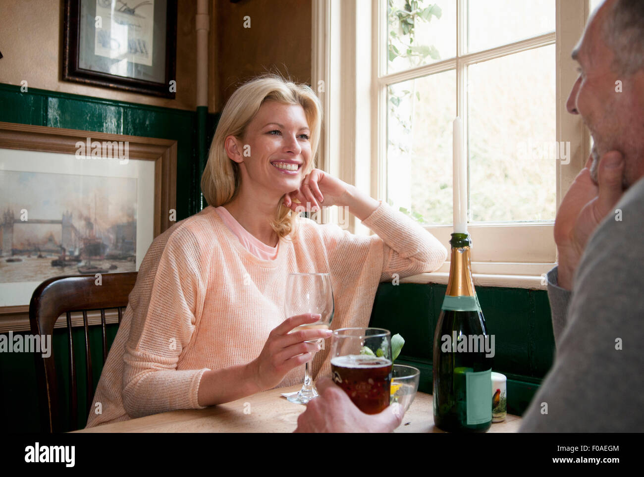 Couple drinking et parler en pub Banque D'Images Couple drinking et parler en pub Banque D'Images