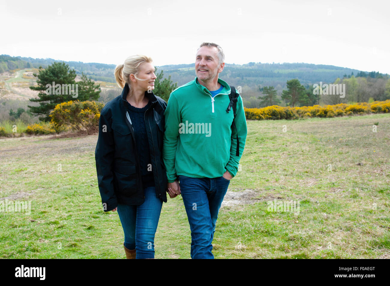 Randonnées couple walking in rural landscape Banque D'Images Randonnées couple walking in rural landscape Banque D'Images