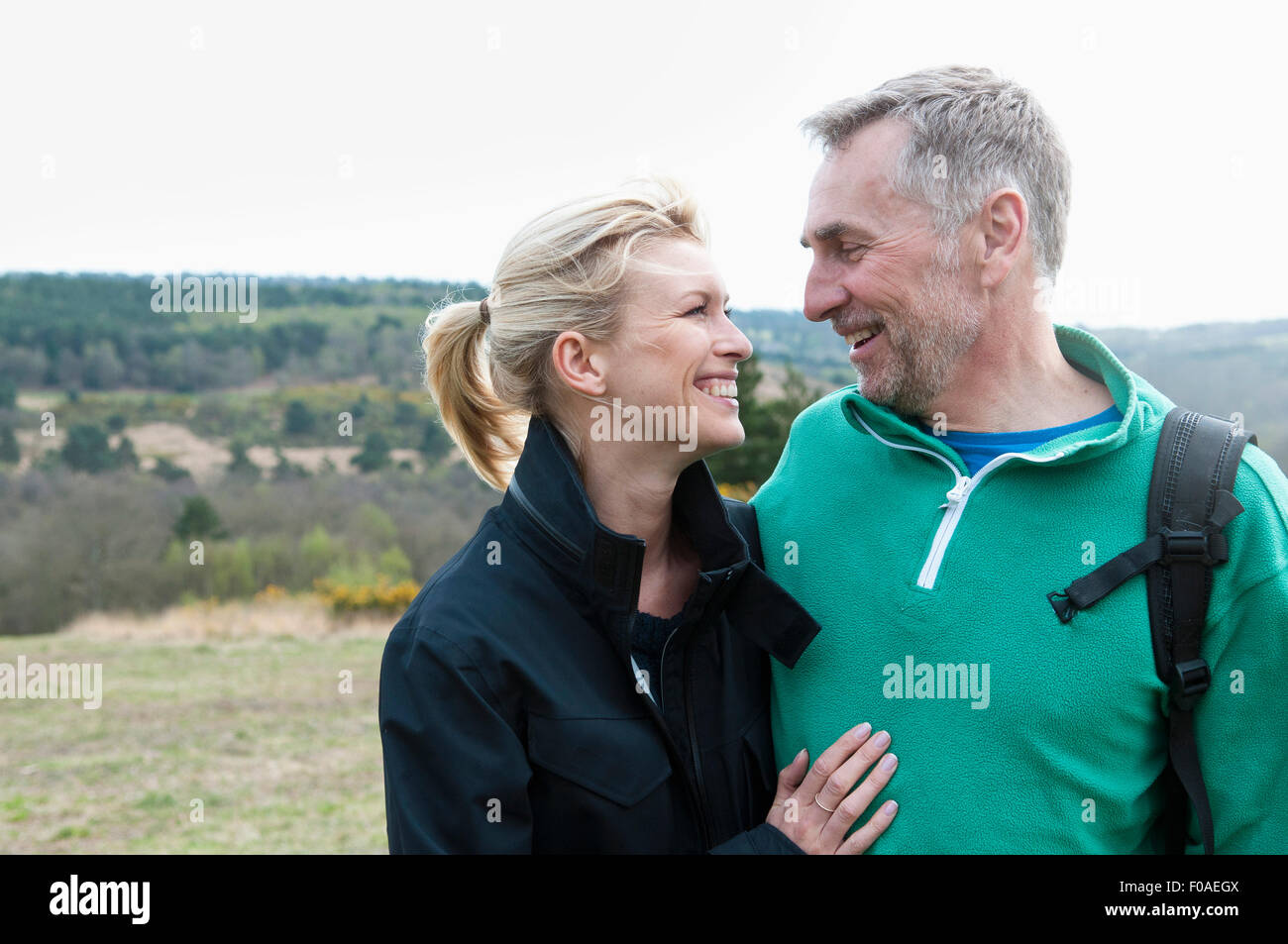 Smiling couple randonnée in rural landscape Banque D'Images Smiling couple randonnée in rural landscape Banque D'Images