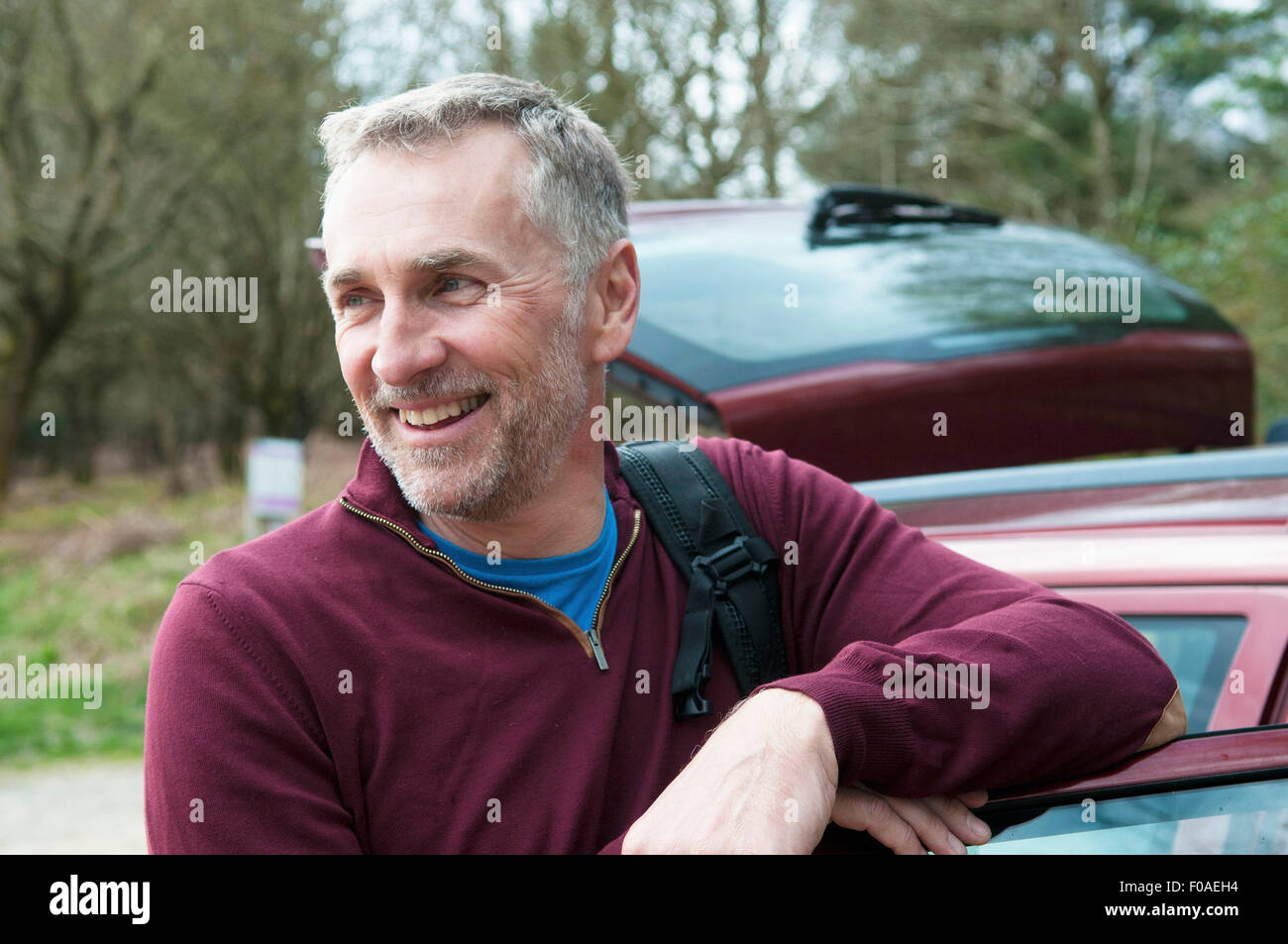 Portrait of male hiker appuyé contre la porte de voiture Banque D'Images