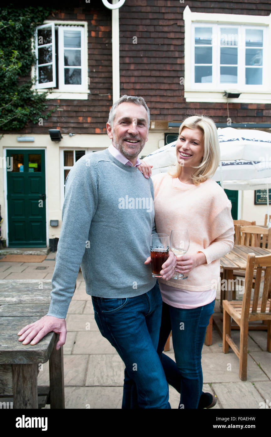Portrait de couple avec un verre au pub de l'avant Banque D'Images Portrait de couple avec un verre au pub de l'avant Banque D'Images