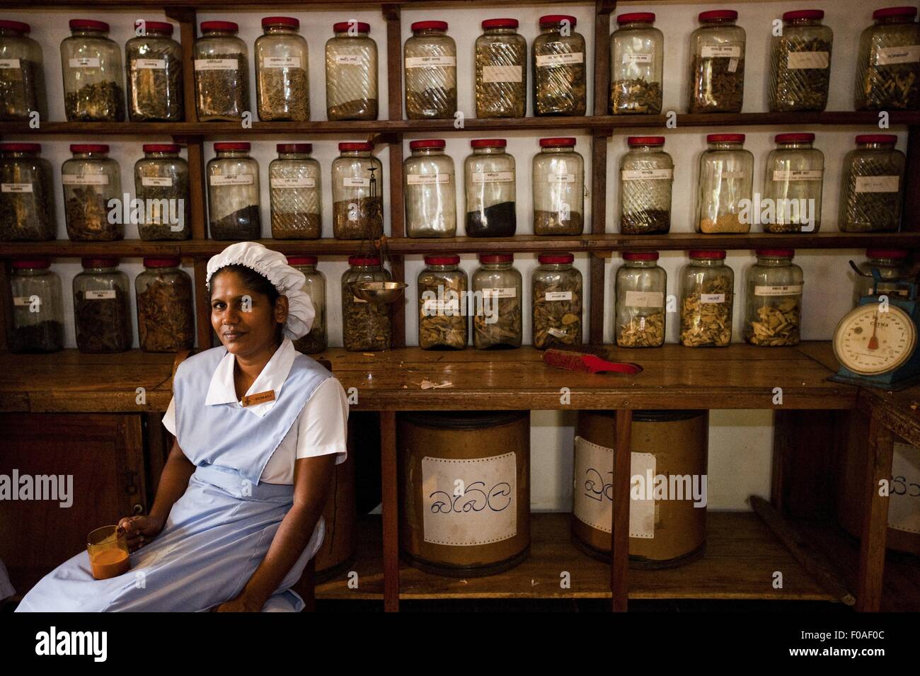 Femme assise en face d'étagère de barberyn reef ayurveda resort en Beruwala, Sri Lanka Banque D'Images