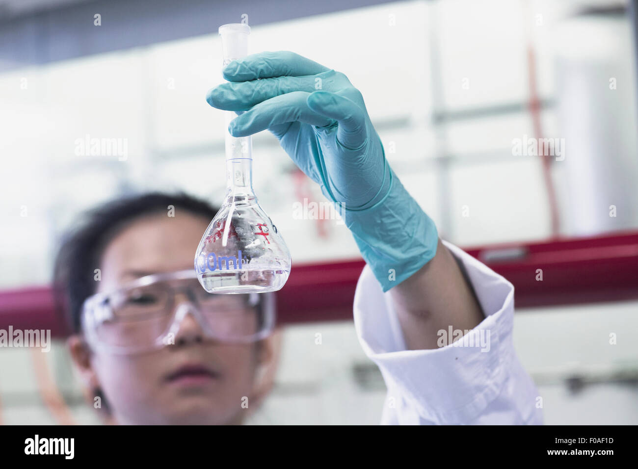 Female scientist holding fiole jusqu'au laboratoire Banque D'Images