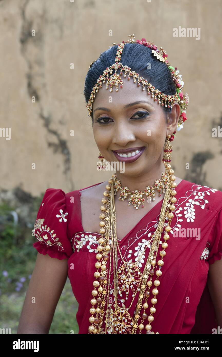 Portrait de mariée robe rouge et portant des bijoux, smiling, forteresse de  Galle, Sri Lanka Photo Stock - Alamy