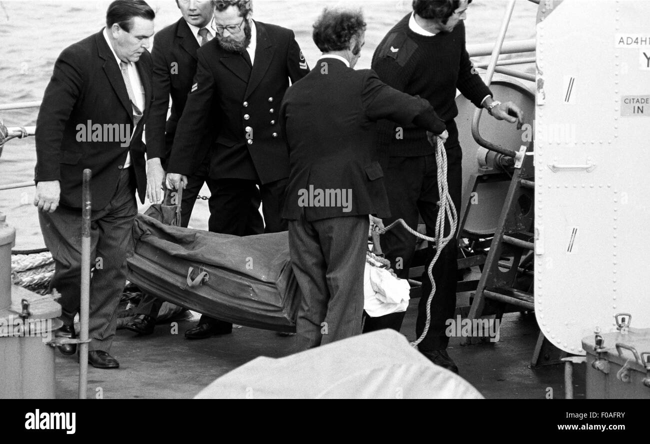 AJAXNETPHOTO. - 16 août, 1979. PLYMOUTH, en Angleterre. - FASTNET - Fin de pompes funèbres et de l'équipage DÉPOSER LE CORPS D'UNE VICTIME DE LA CATASTROPHE DE L'YACHT RACE FRÉGATE NÉERLANDAISE OVERIJSSEL LORSQUE LE NAVIRE À QUAI À DEVONPORT. PHOTO:JONATHAN EASTLAND/AJAX. REF:791608 XA Banque D'Images