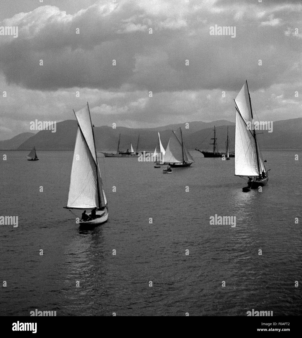 AJAXNETPHOTO - 1911-1912 - env. REGATTA - EDWARDIAN YACHTING DANS LA BAIE D'Oban, Scotland. PHOTO:AJAX VINTAGE Photo Collection. REF :()YAR   1900 OBAN 80201 17 Banque D'Images