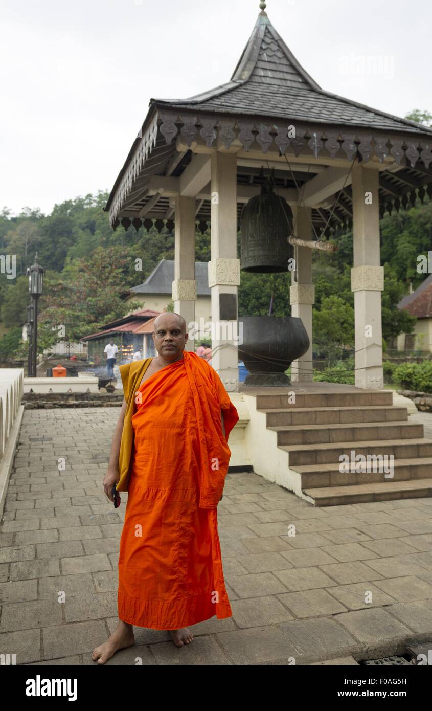 Portrait de moine debout à Sri Dalada Maligawa Temple, Kandy, Sri Lanka Banque D'Images