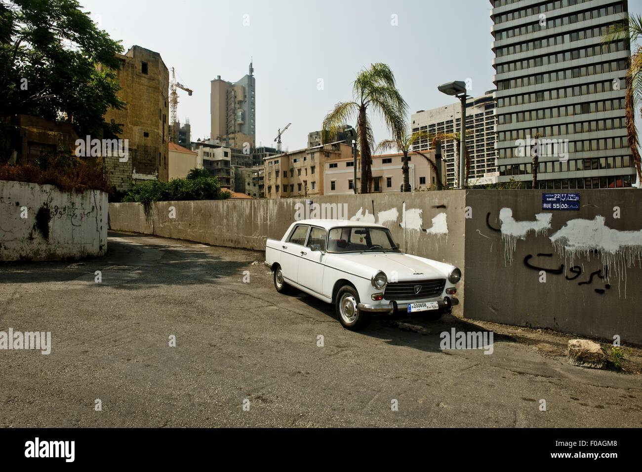 Voiture blanche garée en face de mur dans Beyrouth, Liban Banque D'Images