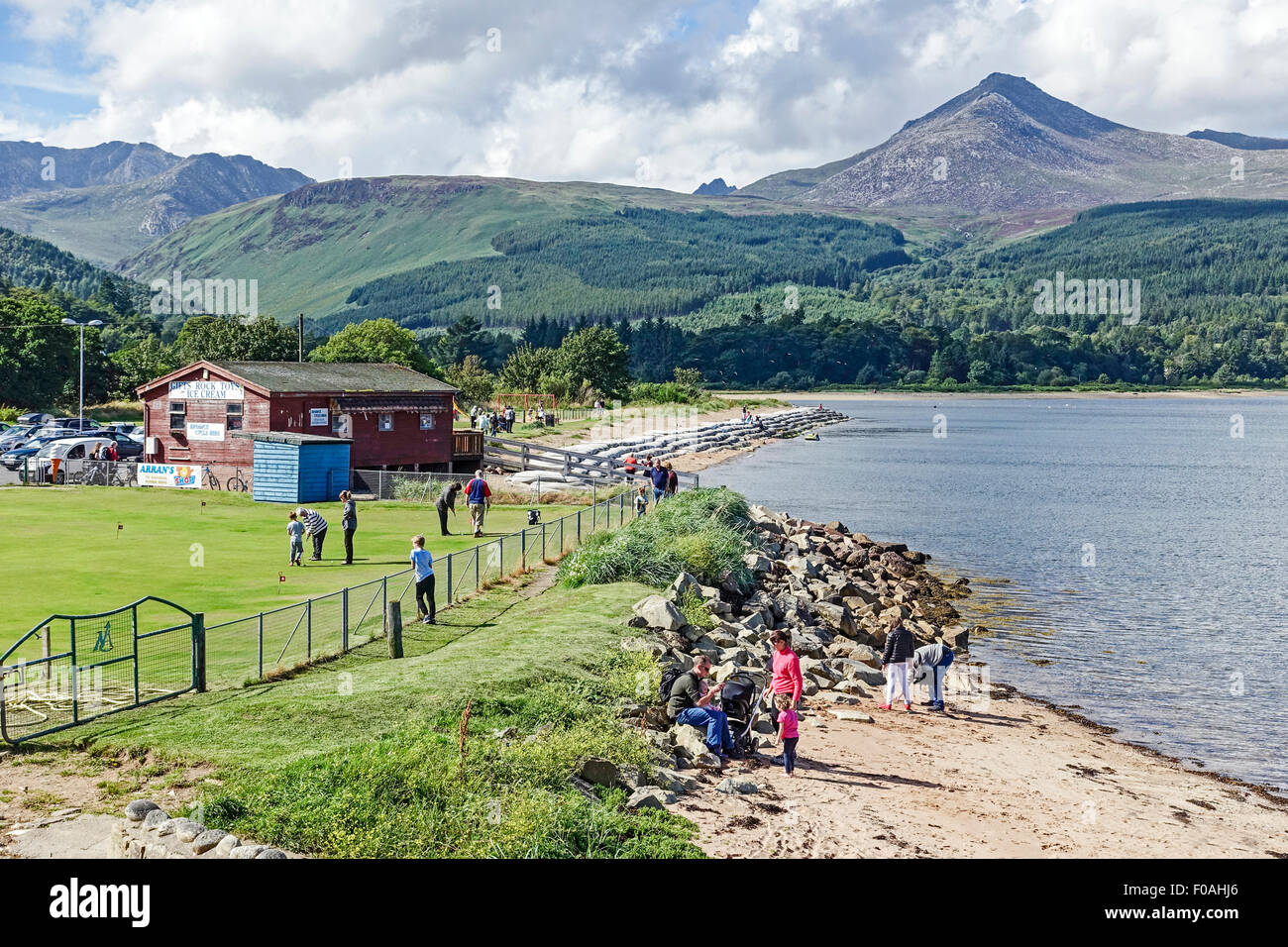 Le front de mer en Ecosse Arran Brodick avec mini-golf et de Mountain Goat Fell centre. Banque D'Images