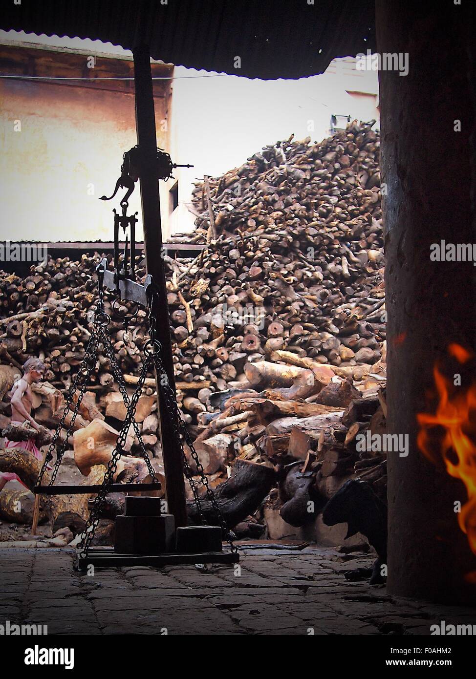 Réserve à bois pour la crémation de brûlure, Varanasi, Inde Banque D'Images Réserve à bois pour la crémation de brûlure, Varanasi, Inde Banque D'Images