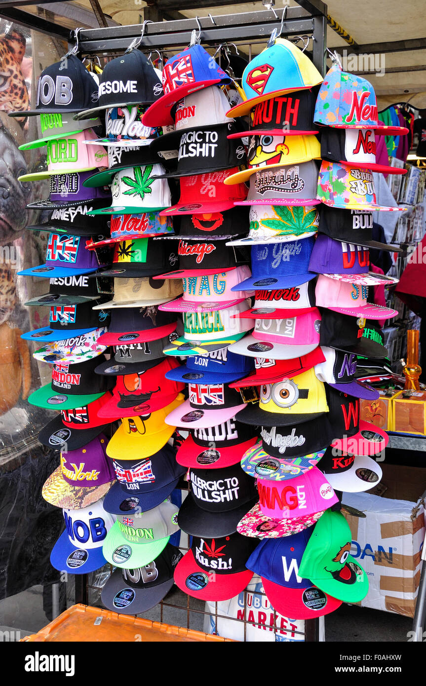 La nouveauté des capuchons sur rack dans le marché du Jubilé Hall, Covent Garden, City of Westminster, London, England, United Kingdom Banque D'Images