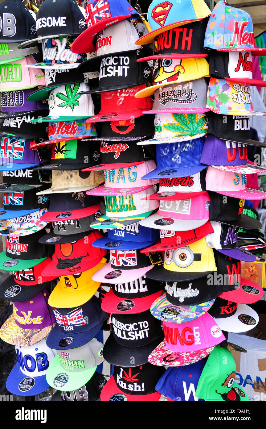 La nouveauté des capuchons sur rack dans le marché du Jubilé Hall, Covent Garden, City of Westminster, London, England, United Kingdom Banque D'Images
