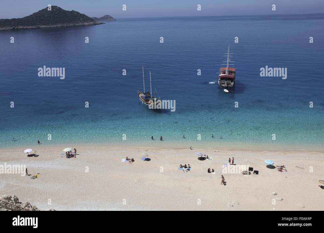 Personnes et deux bâtiments à la plage de Kaputas en Turquie Banque D'Images