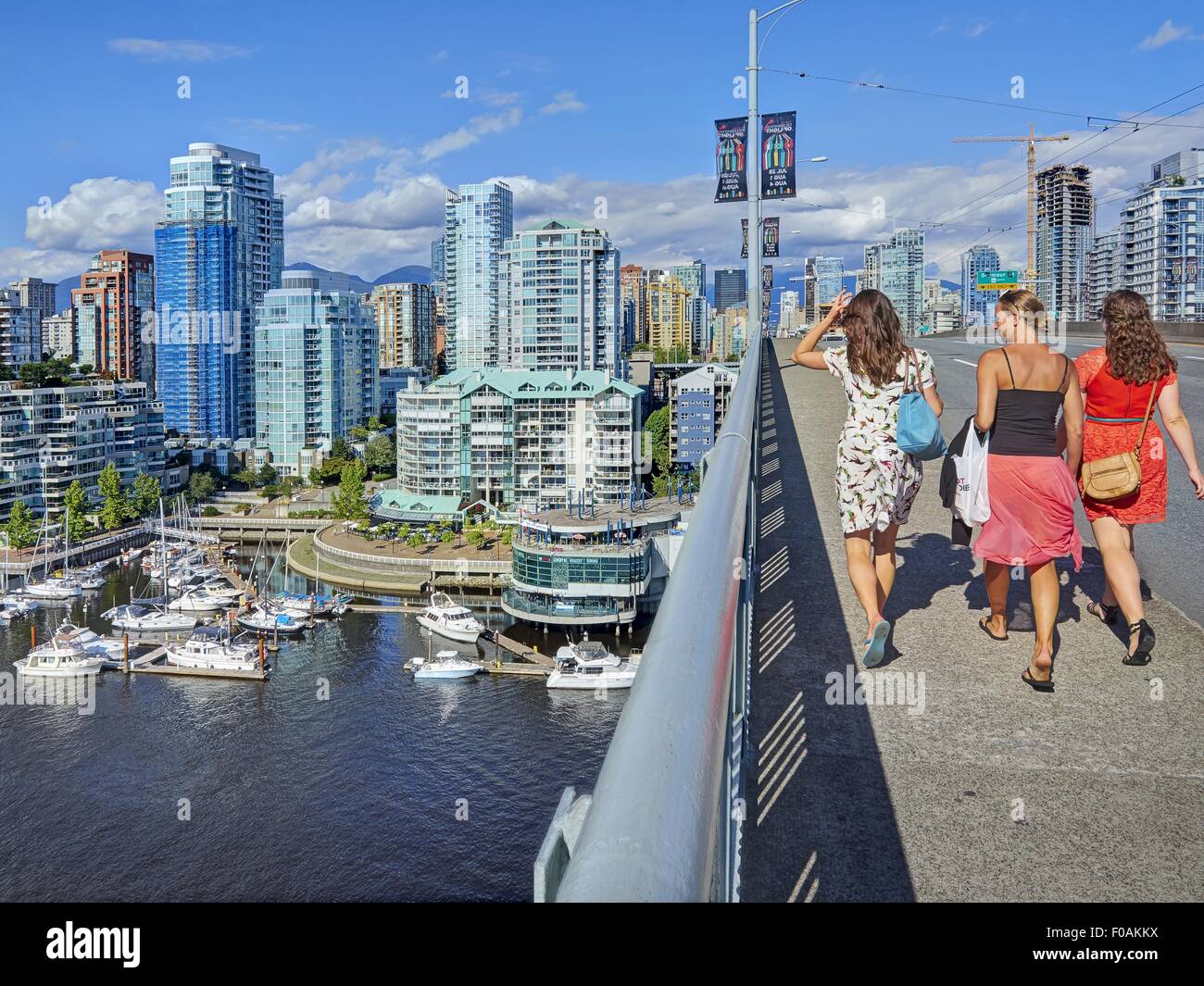 Trois femmes marche sur Granville Street Bridge à False Creek, Vancouver, Canada Banque D'Images