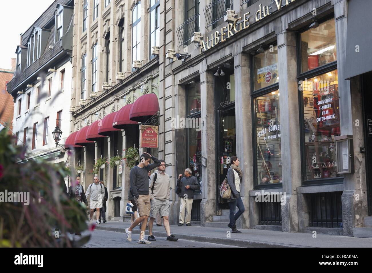 Les gens qui marchent dans la rue devant les boutiques dans la rue Saint-Paul, Montréal, Canada Banque D'Images