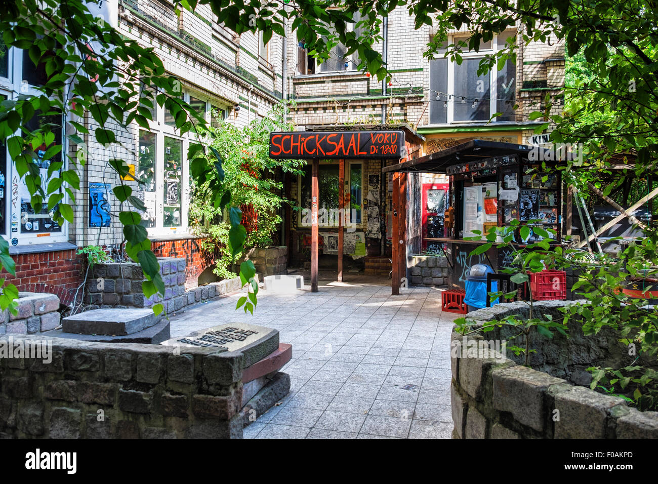 Berlin Kreuzberg, Tommy Weissbaecker Haus, Tommy House, café Linie 1 bar en plein air, des chaises faites à partir de matériaux recyclés et caisses des pierres tombales Banque D'Images