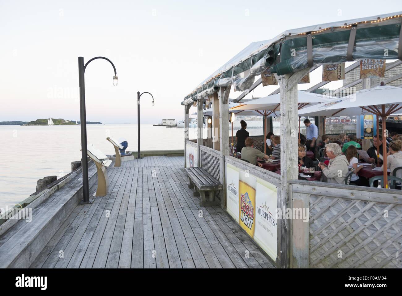 Les gens ayant de la nourriture près de chantier naval de la municipalité régionale de Halifax, Nouvelle-Écosse, Canada Banque D'Images