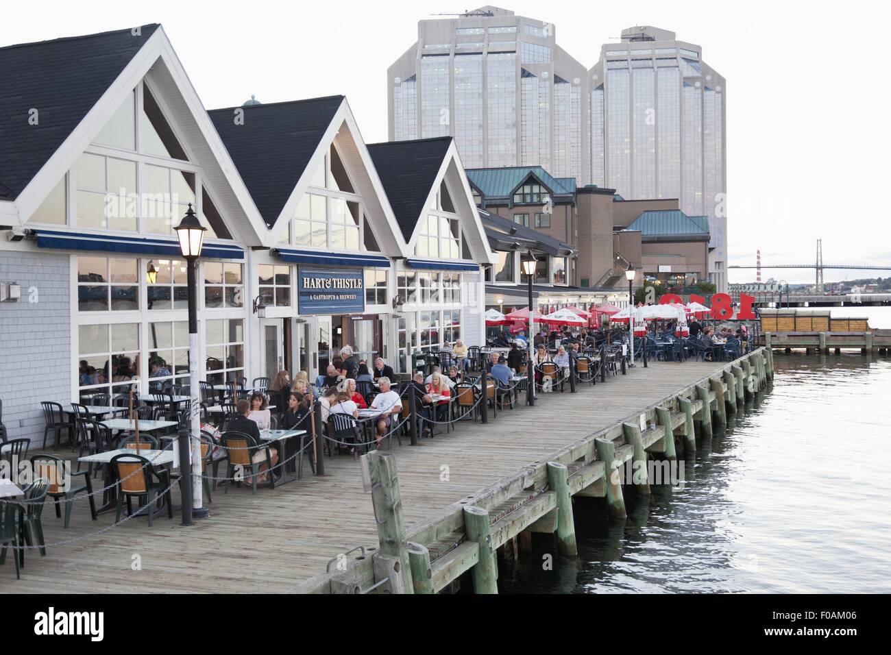 Les gens dans le restaurant au bord de l'eau, la municipalité régionale de Halifax, Nouvelle-Écosse, Canada Banque D'Images