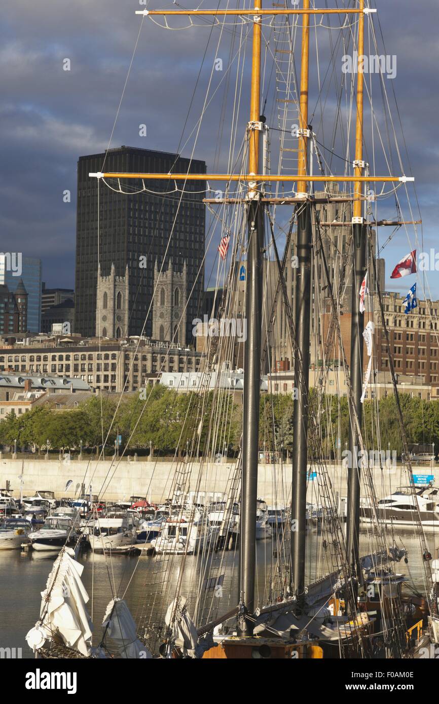 Avis de voilier et bateaux sur le quai Jacques-Cartier, Montréal, Canada Banque D'Images