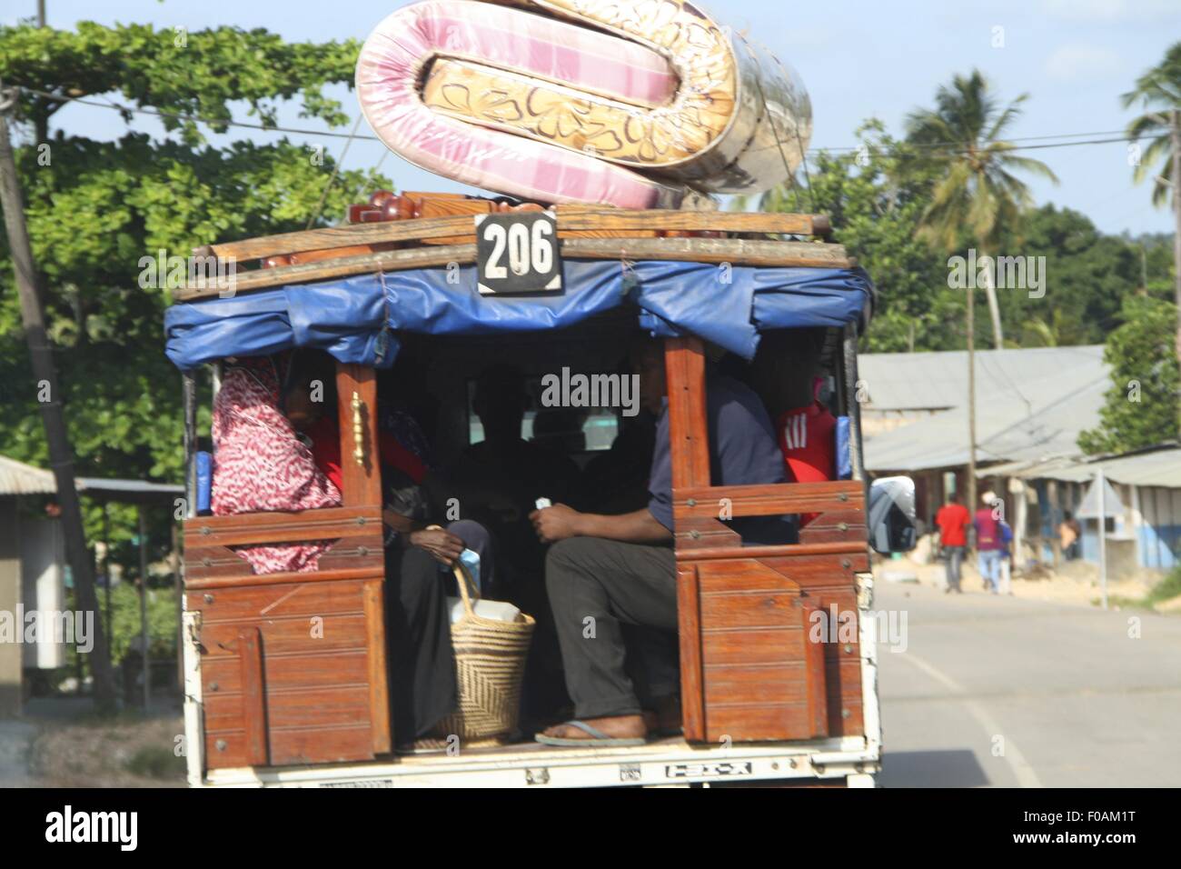 Les personnes voyageant en Dala dala à Zanzibar, Tanzanie, Afrique de l'Est Banque D'Images