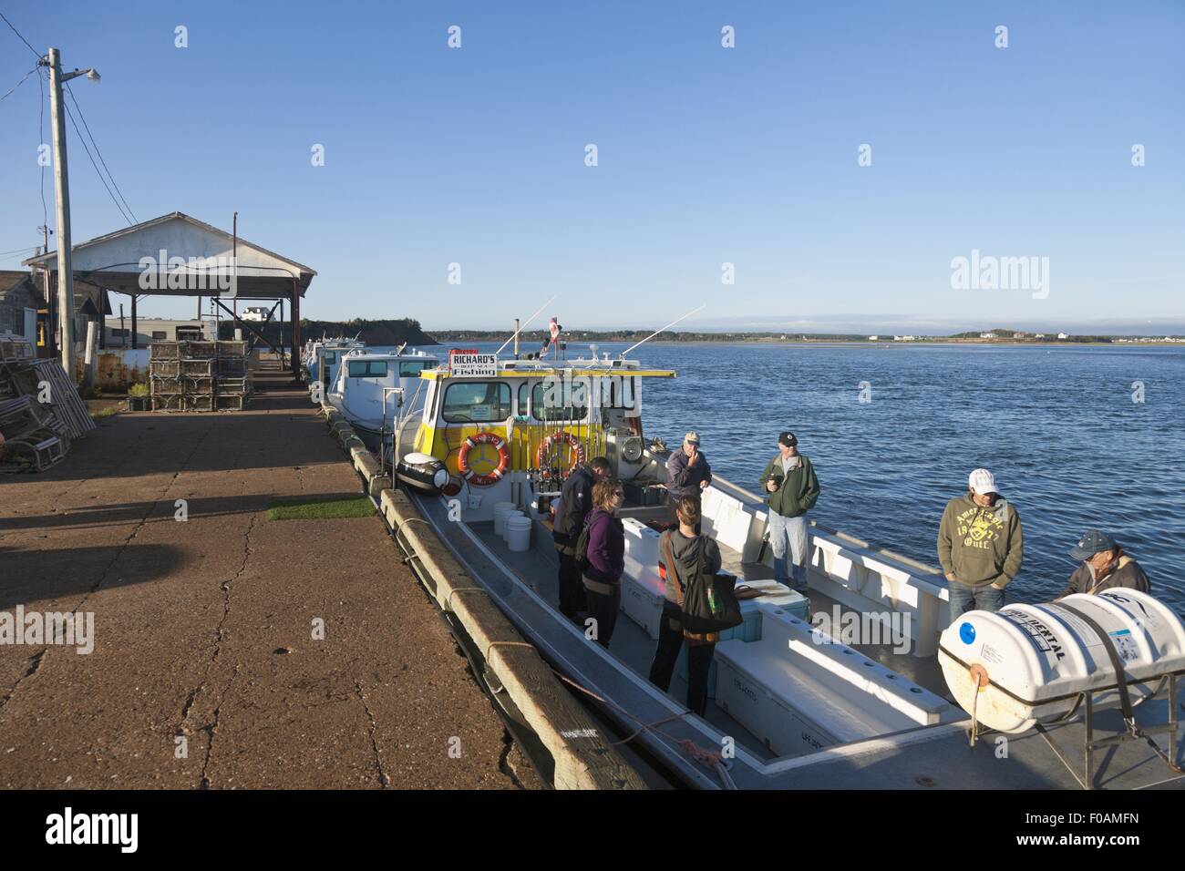 Personnes debout sur le bateau près de port, parc national de l'île du Prince-Édouard, Canada Banque D'Images