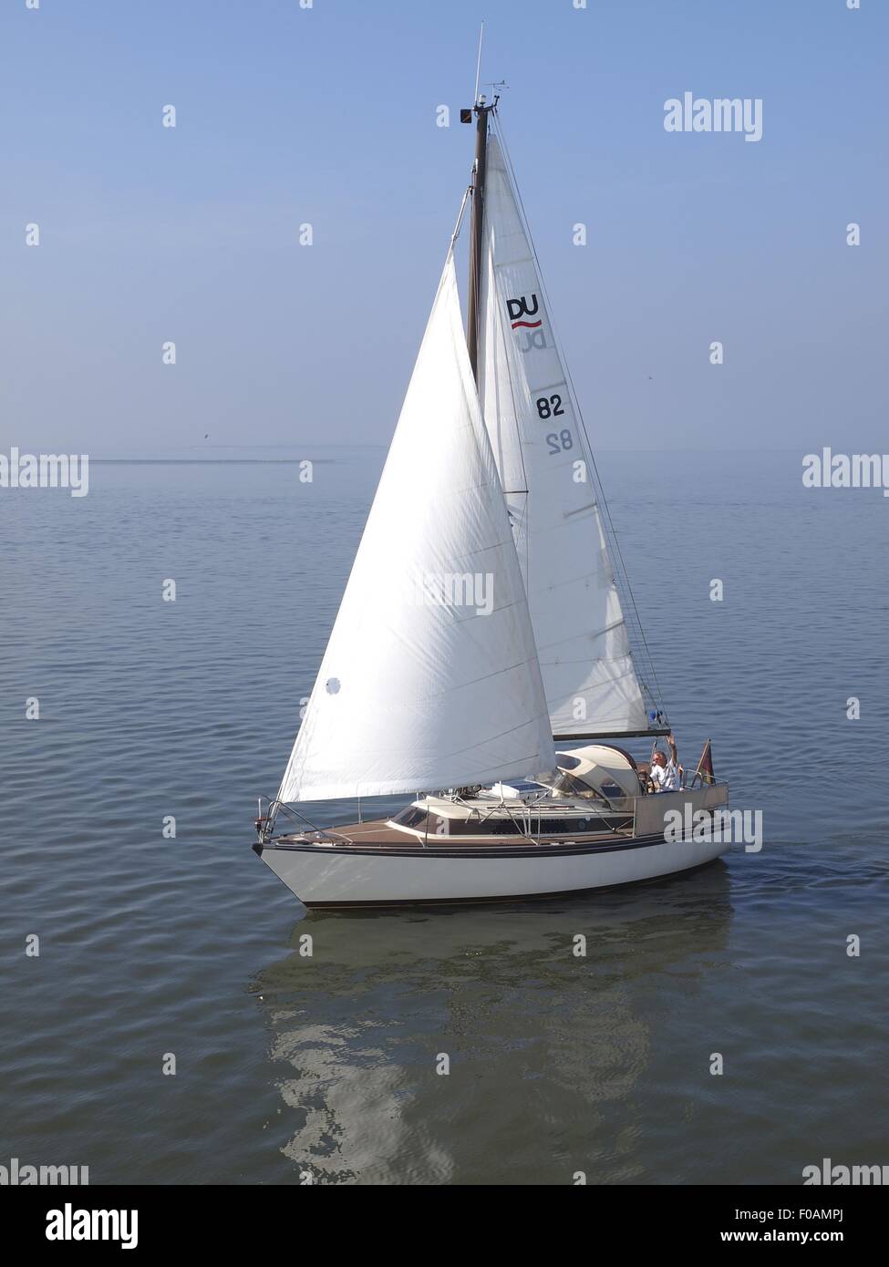 Voilier en mer à Spiekeroog, Basse-Saxe, Allemagne Banque D'Images