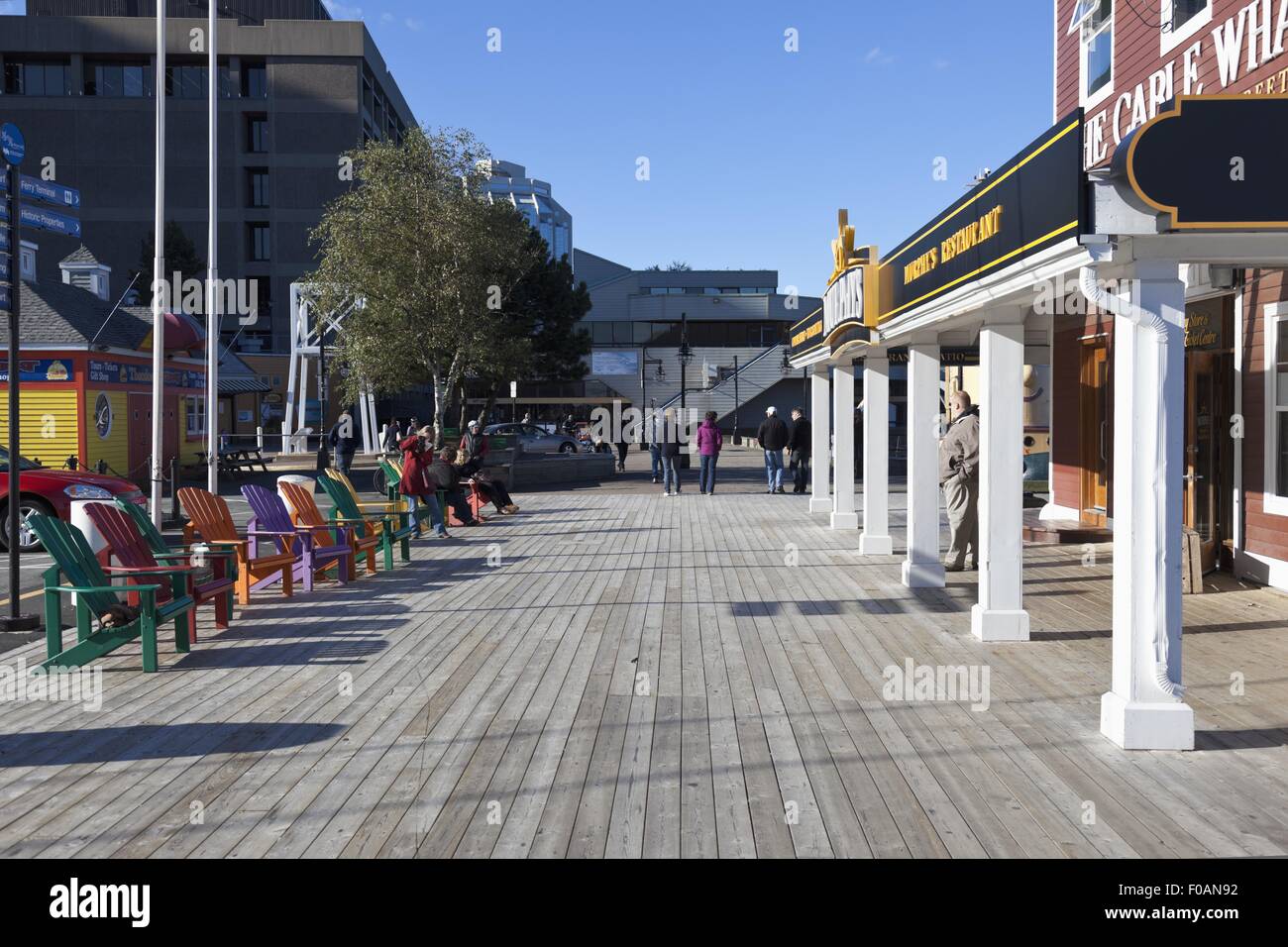 Halifax, web, Murphy's, et des chaises sur le trottoir, Nova Scotia, Canada Banque D'Images