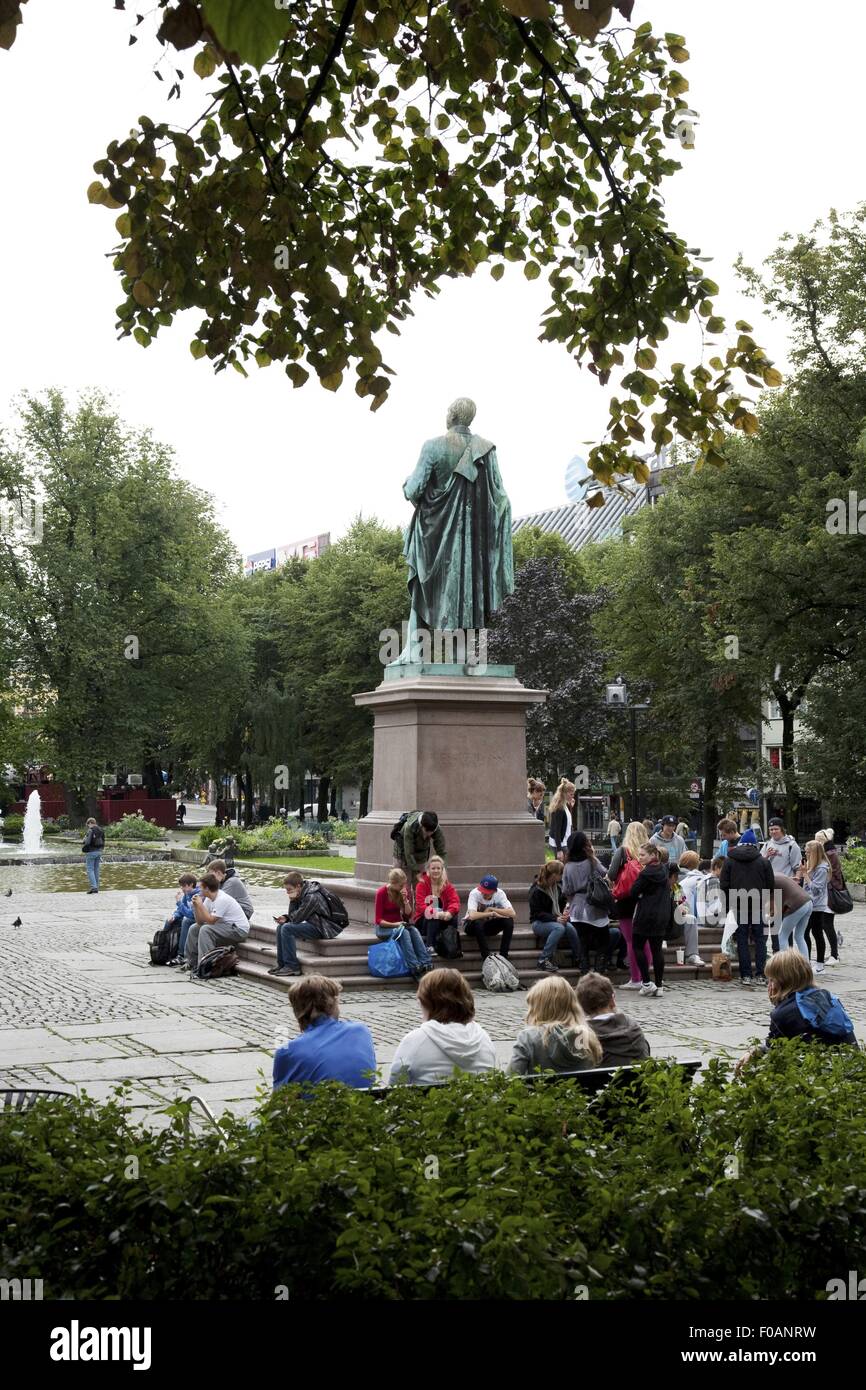 Les gens à Spikersuppa jardin près de Henrik Wergeland memorial statue, Oslo, Norvège Banque D'Images