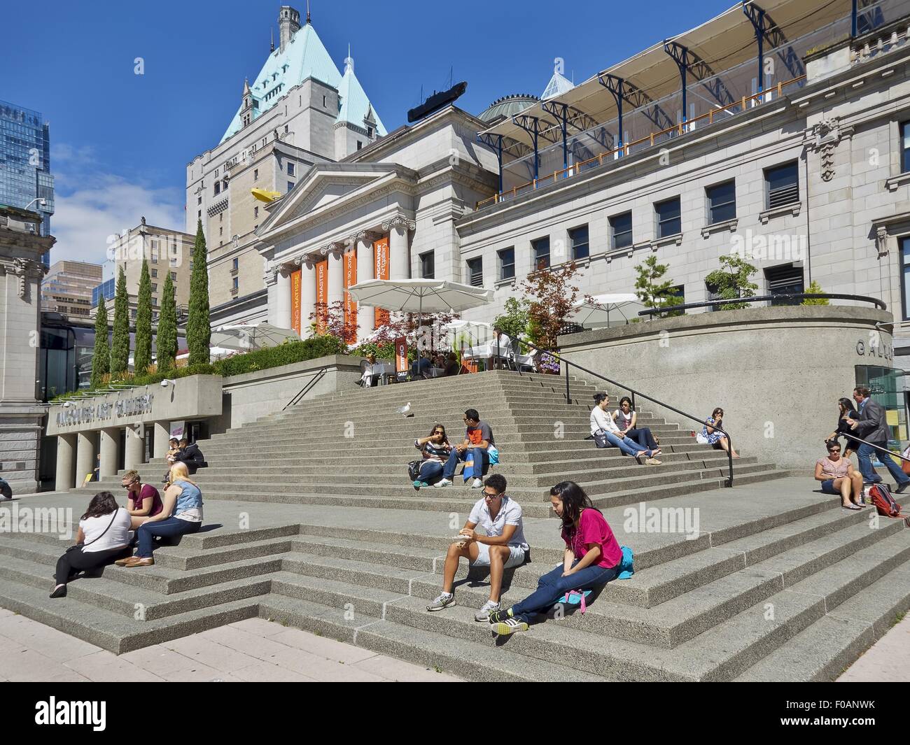 Des gens assis en face de Vancouver Art Gallery, à Vancouver, Colombie-Britannique, Canada Banque D'Images