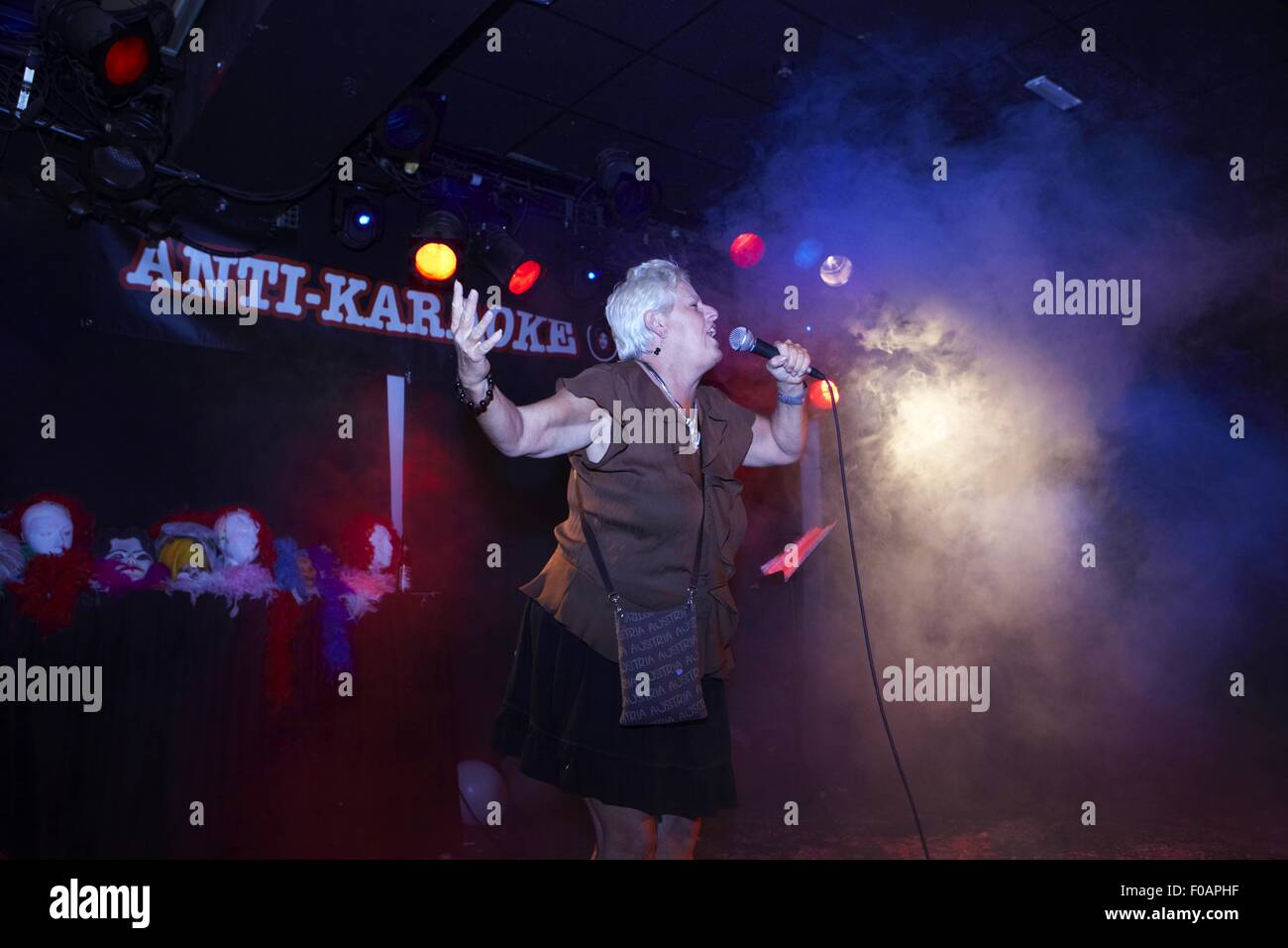 Dans Anti-Karaoke Singer Show à Sala Apolo, Barcelone, Espagne Banque D'Images