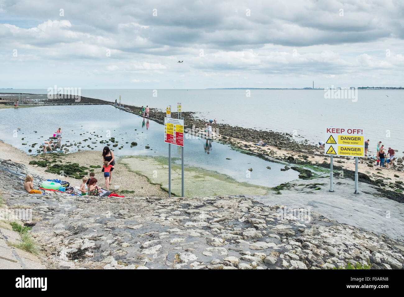 Les familles de personnes - Southend-détente sur l'estran à Southend-on-Sea, Essex. Banque D'Images