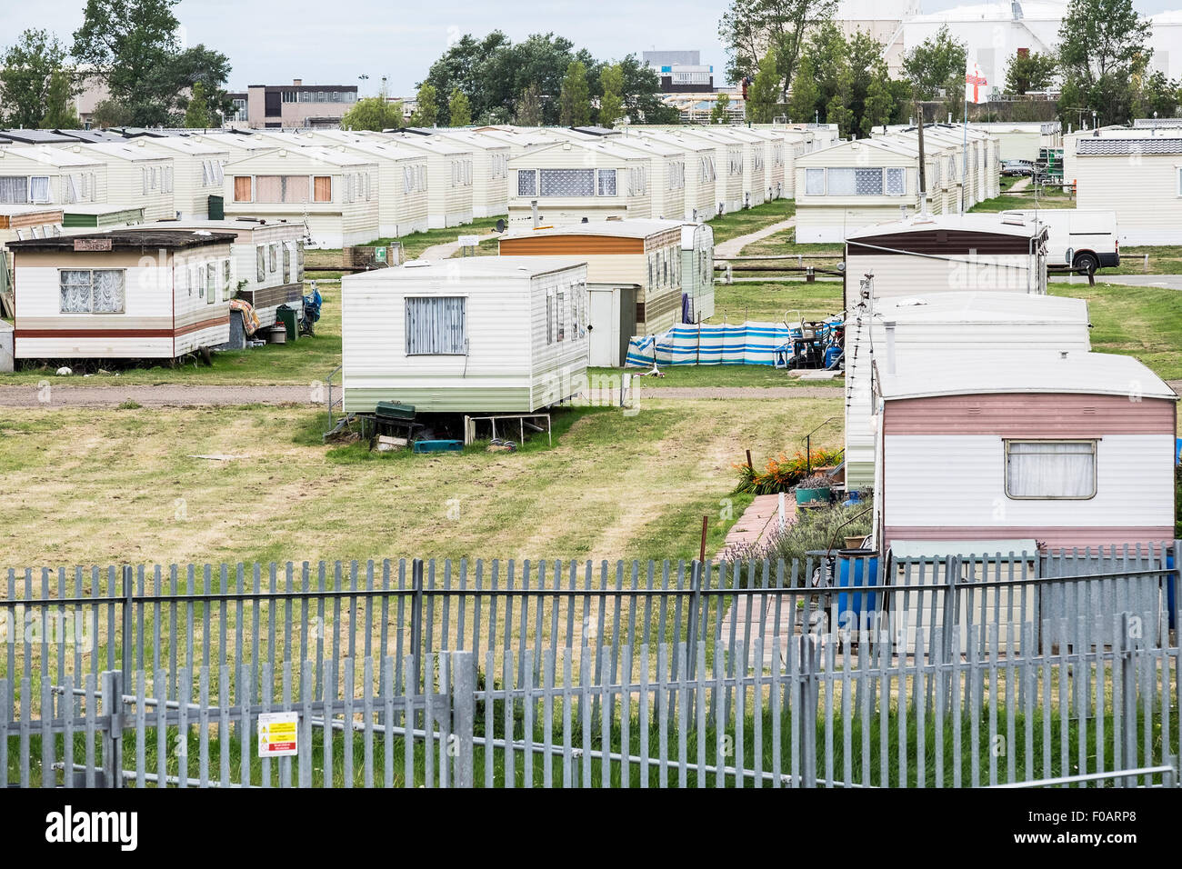 Southend . Thorney Bay Village. Un immeuble garage mort sur Wickford, Essex. Banque D'Images