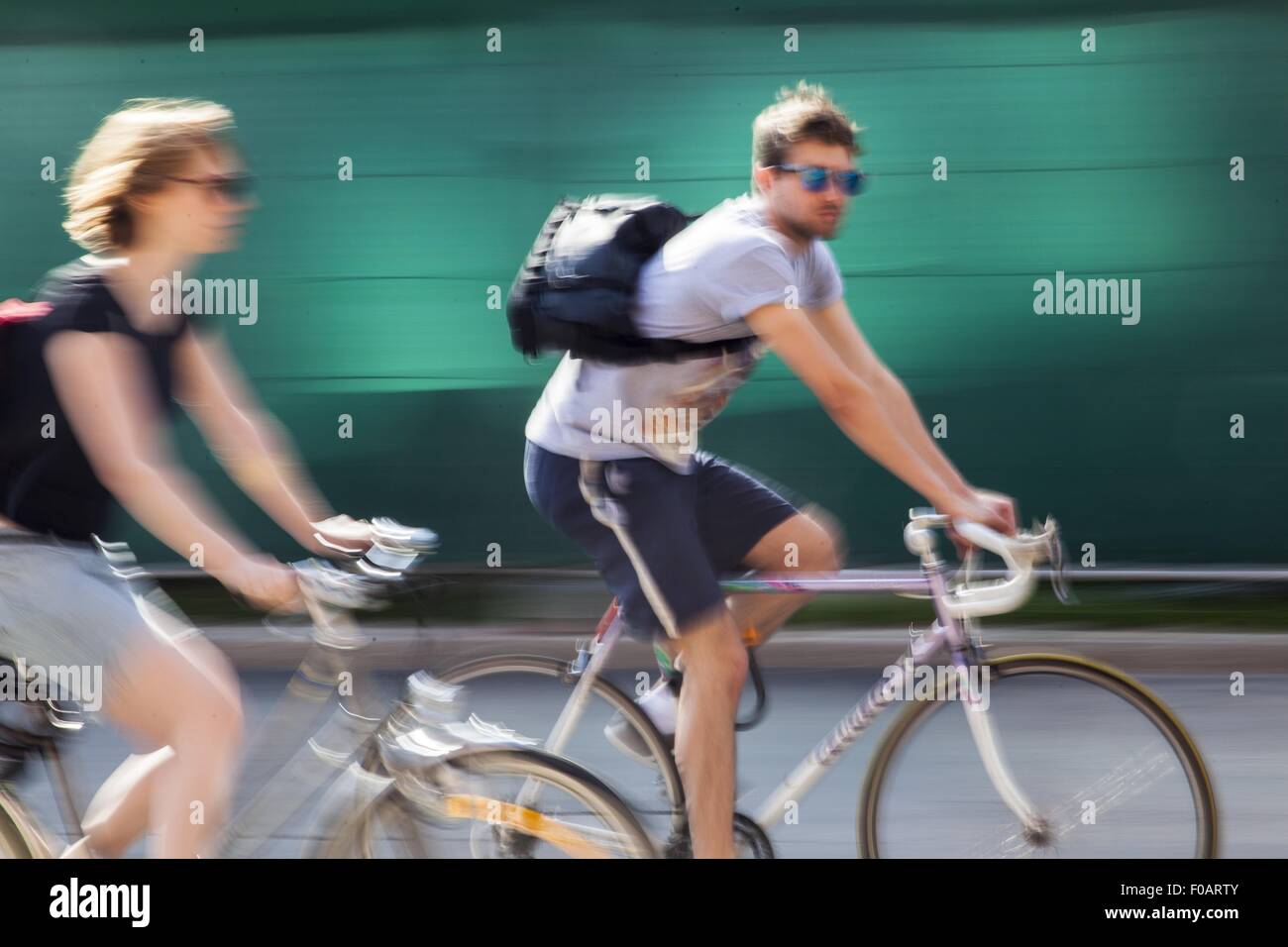 Woman riding bicycle, blurred motion, Freiburg, Allemagne Banque D'Images