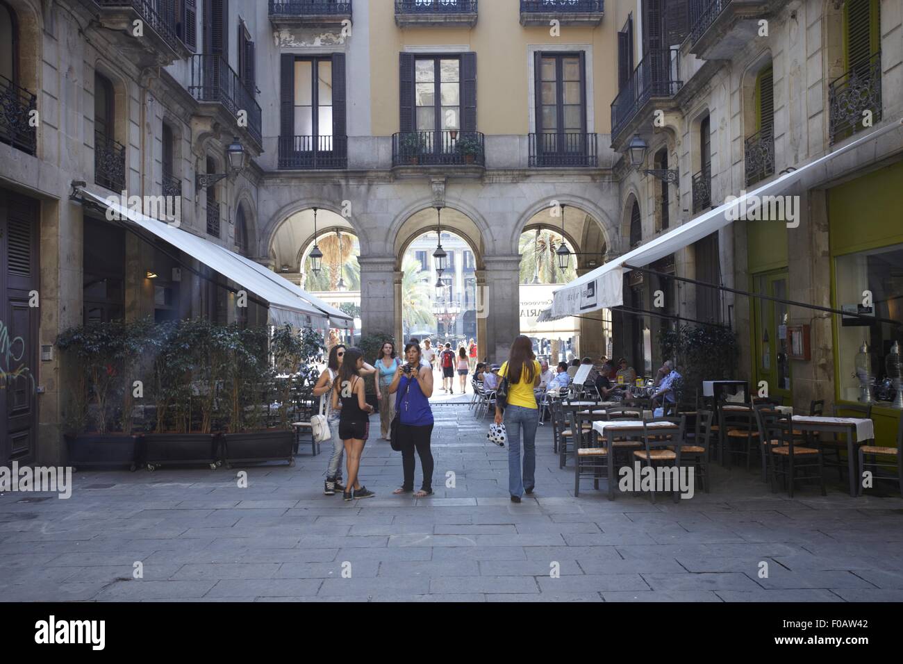 Avis de marche touristique et assis dans Plaça Reial à Barcelone, Espagne Banque D'Images