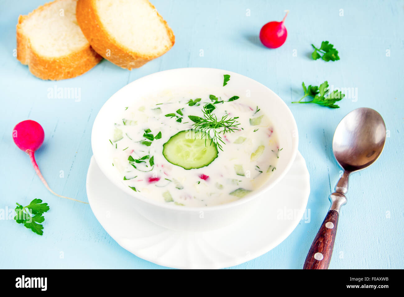 Soupe d'été froide avec du yaourt et légumes et herbes close up Banque D'Images