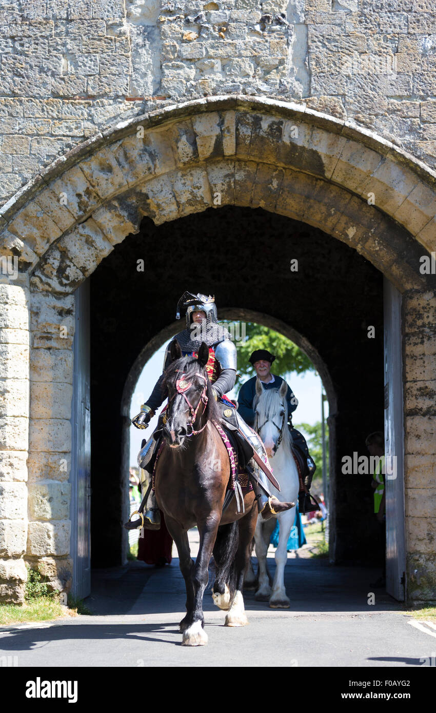 Le Roi Henri V à cheval à Portchester Castle dans le Hampshire que ses troupes se préparer à naviguer en France faire la bataille d'Azincourt. 6 Banque D'Images