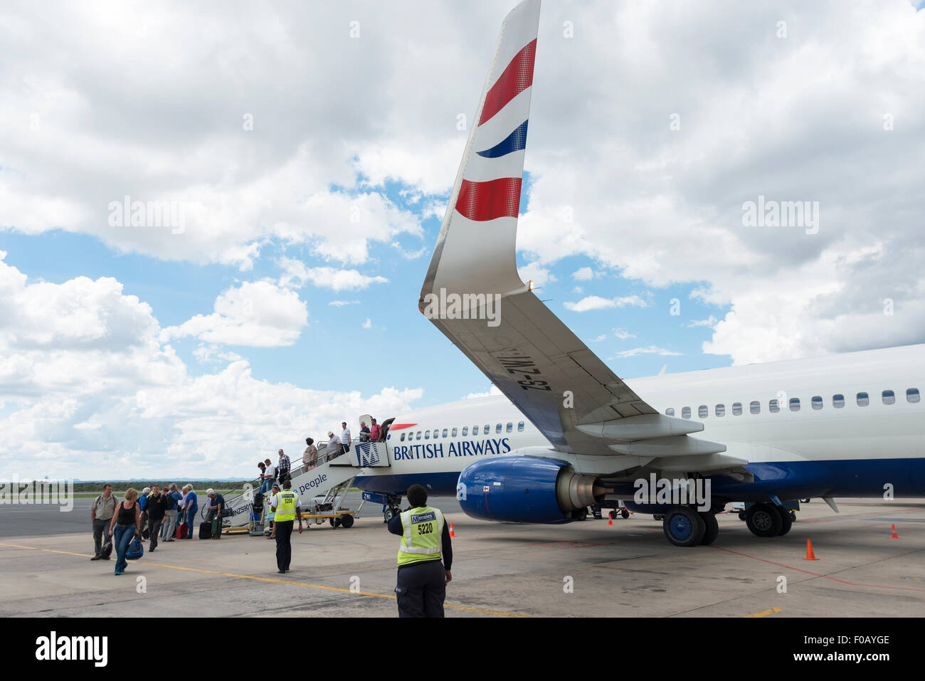 Les passagers arrivant sur British Airways (Comair) Boeing 737-800 à l'Aéroport International Hosea Kutako de Windhoek, République de Nami Banque D'Images