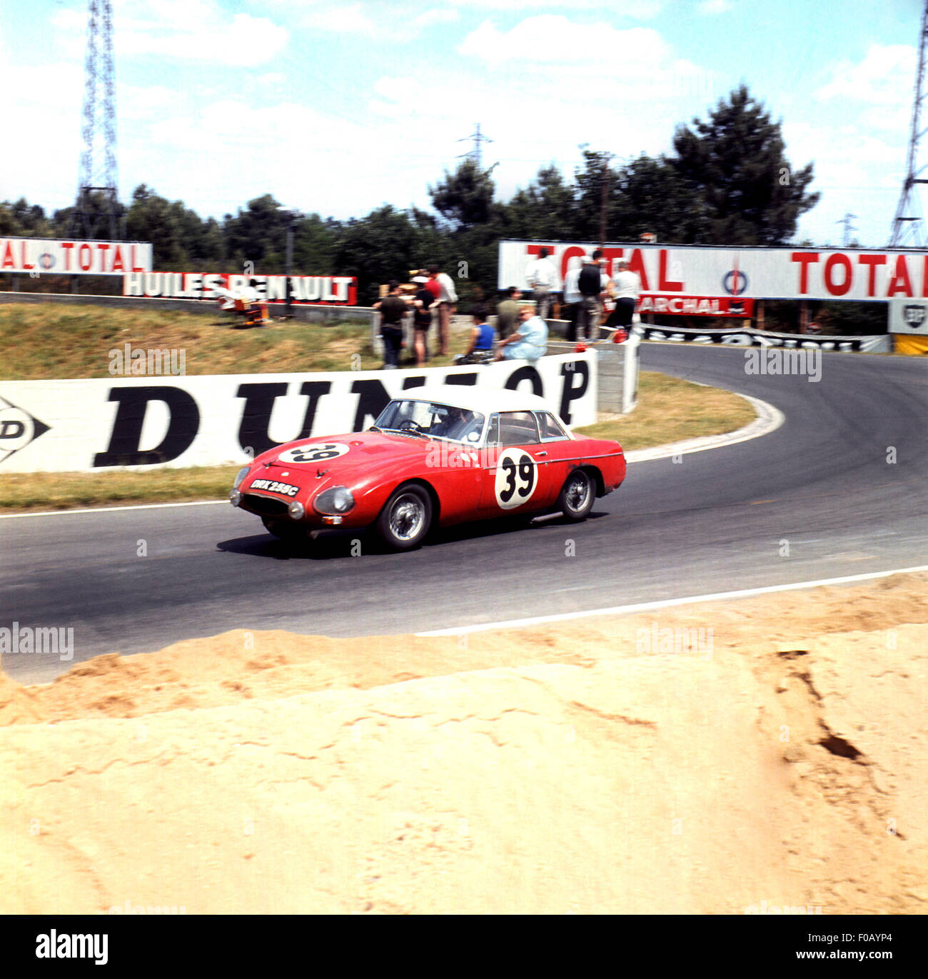 À Mulsanne Le Mans 1965, MGB est entré par BMC Comps Ministère Abingdon. Banque D'Images