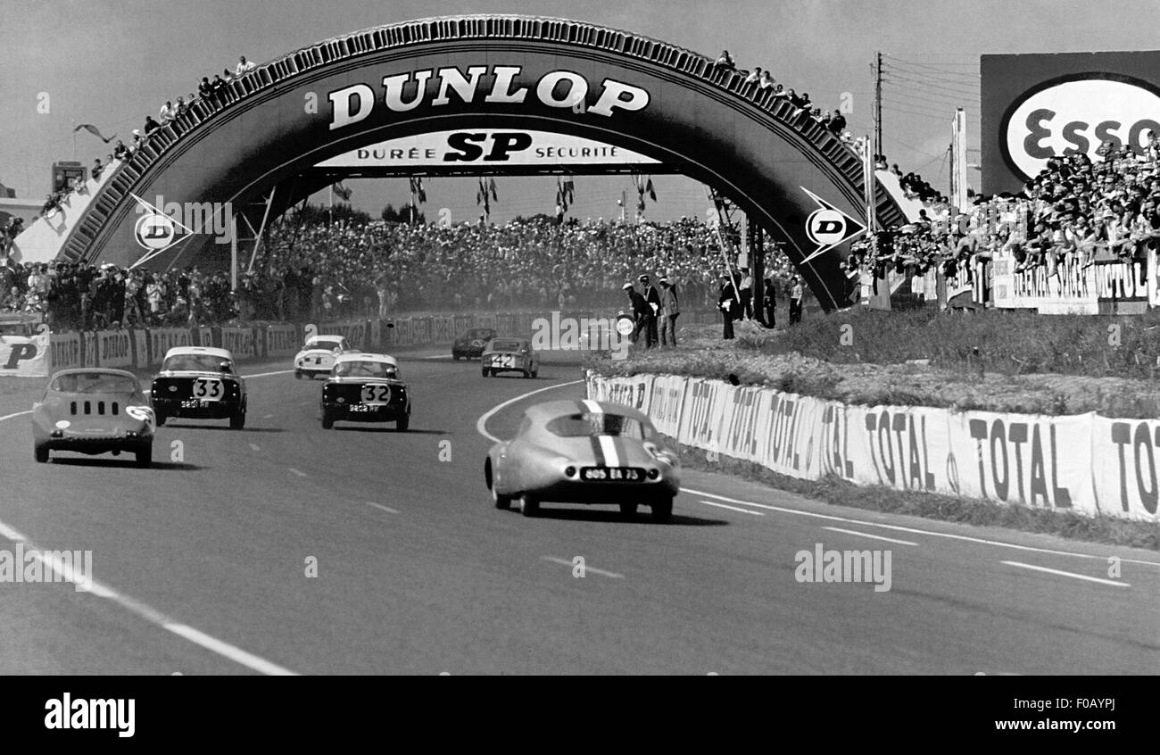 24 heures Le Mans1962. No32 Peter Harper,Peter Procter Sunbeam Alpine, No33 Paddy Hopkirk,Peter Jopp Sunbeam Alpine 9203 RW. Banque D'Images